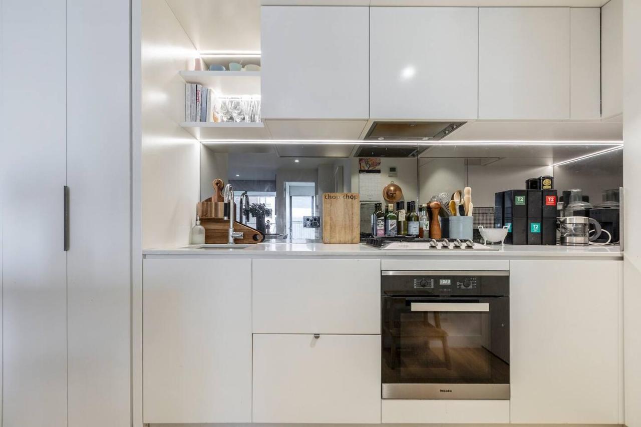 Urban Escape On Smith Street With Balcony & Parking Apartment Melbourne