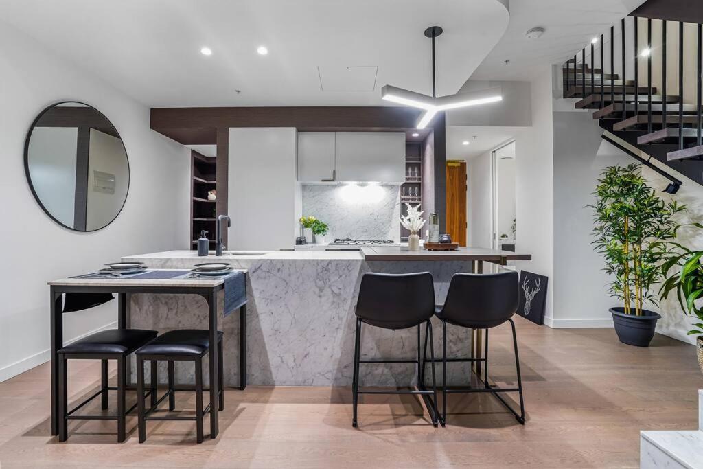 Delicated Loft In 2bed 2.5bath 2carpark Apartment Melbourne