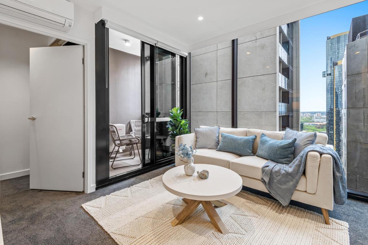 Apartment Elegant City Escape 2Br Retreat With Pool, Gym *