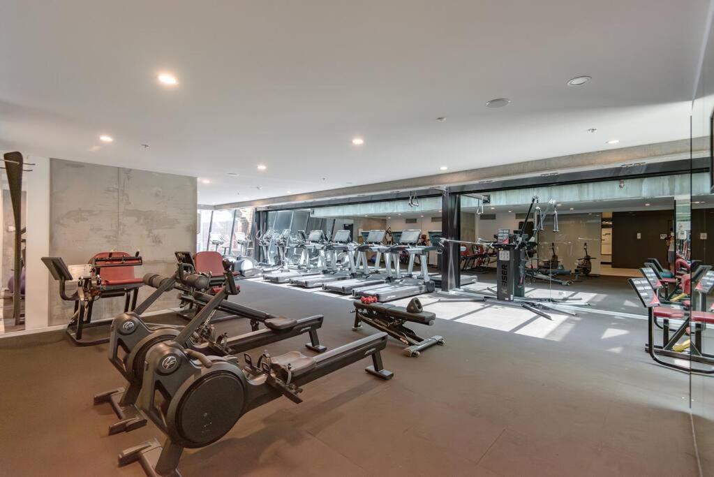 Skyview 2bd2bath Apt+parking In Mel Cbd