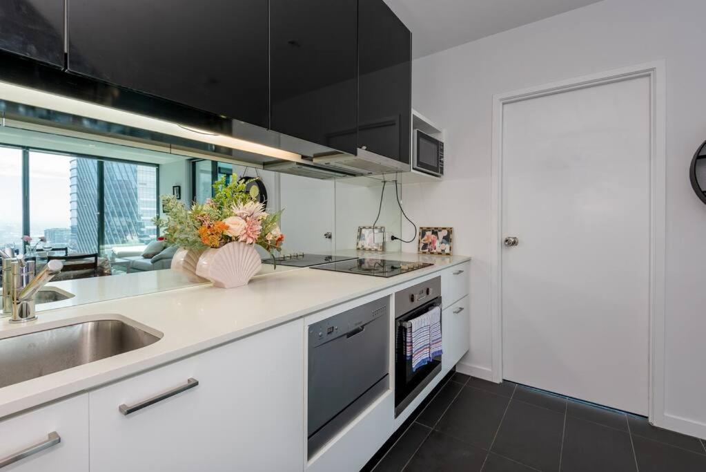 Skyview 2bd2bath Apt+parking In Mel Cbd *
