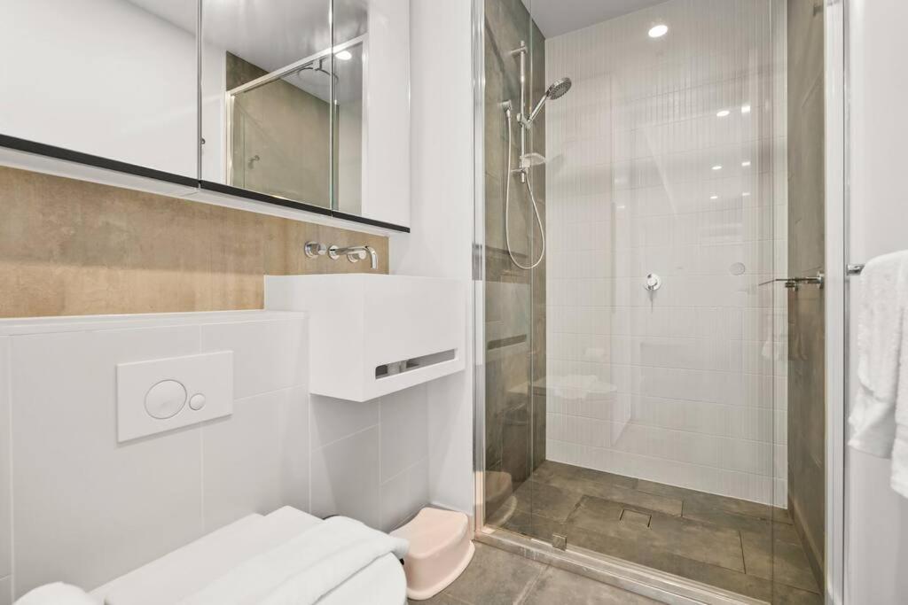 Steps To Rmit Uni & A Range Of Life 2b2b Apartment