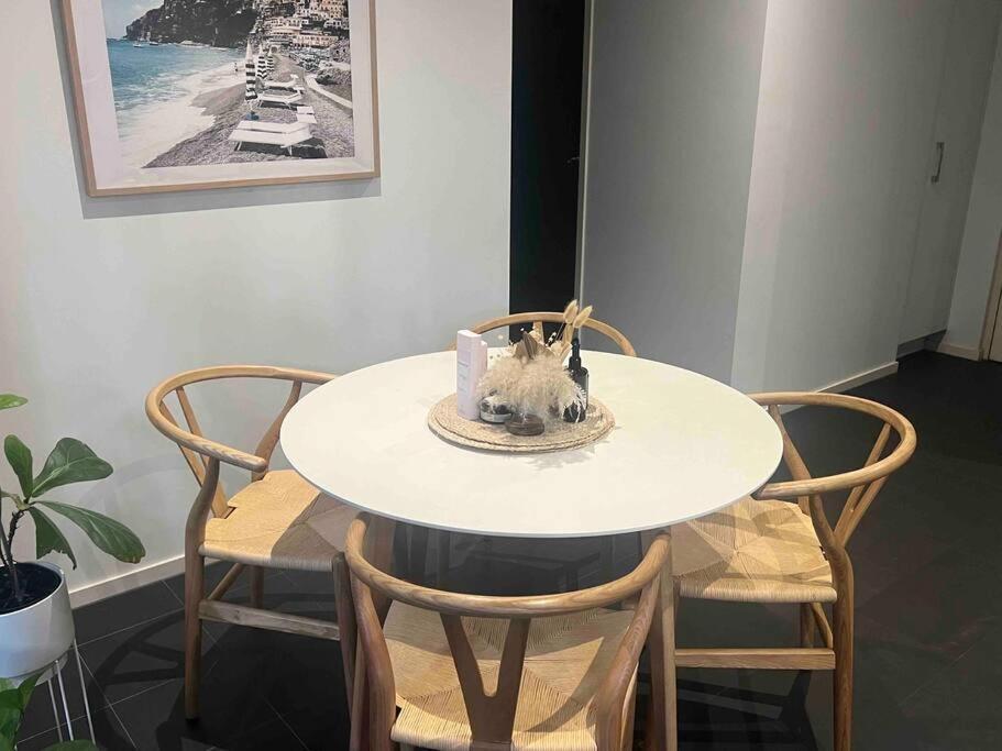 Glen Iris Gem - Modern With Car Park Apartment