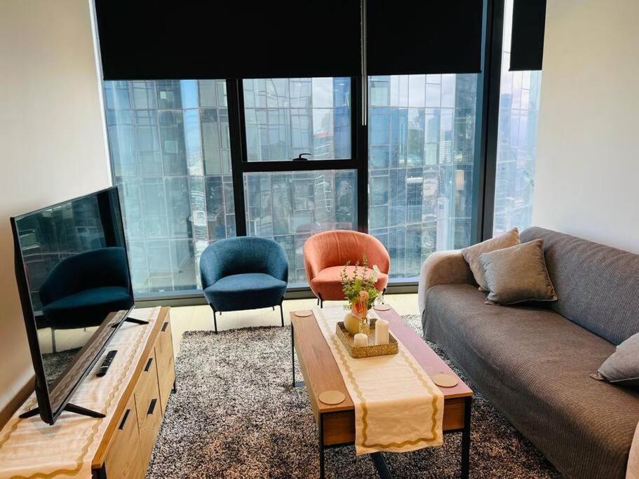 2 Bedroom Square * Melbourne