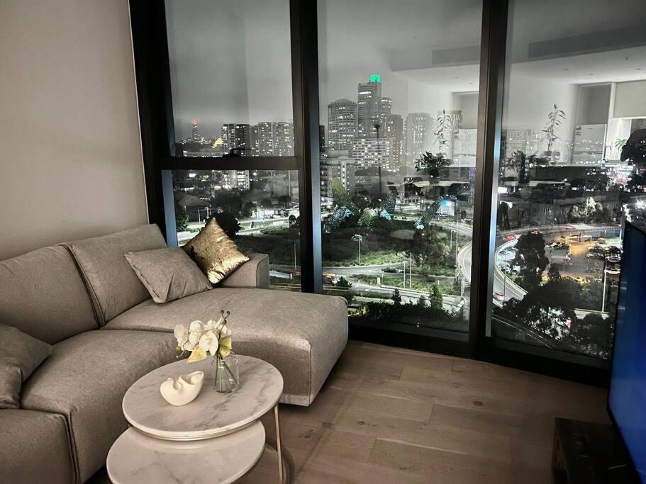 Luxury 3 Bed 2 Bath + Car Park At Square Apartment