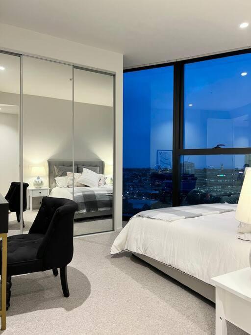 Luxury 3 Bed 2 Bath + Car Park At Square