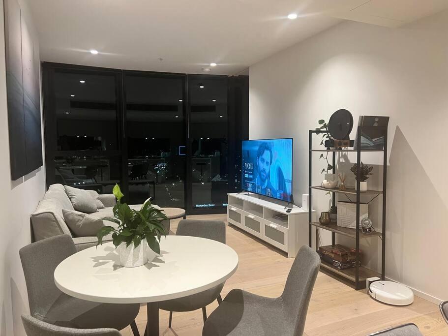 Apartment Luxury 3 Bed 2 Bath + Car Park At Square