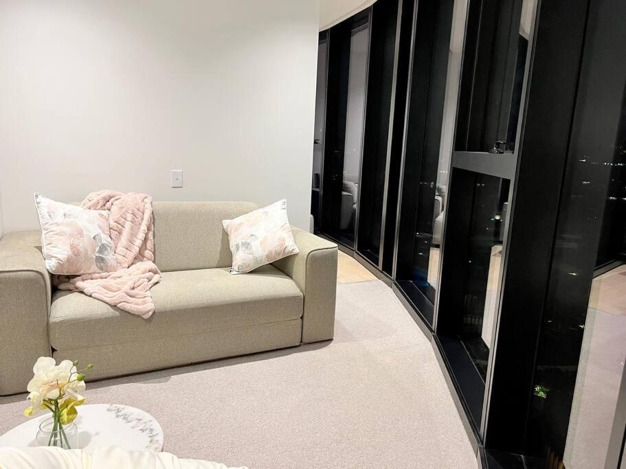 Luxury 3 Bed 2 Bath + Car Park At Square Melbourne