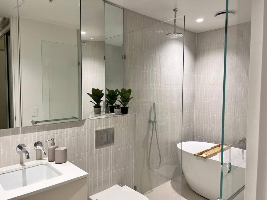 Luxury 3 Bed 2 Bath + Car Park At Square