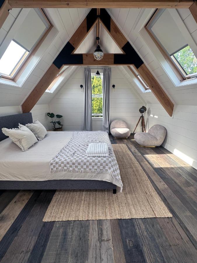 A Majestic Victorian Private Rear Access Quarters Homestay *