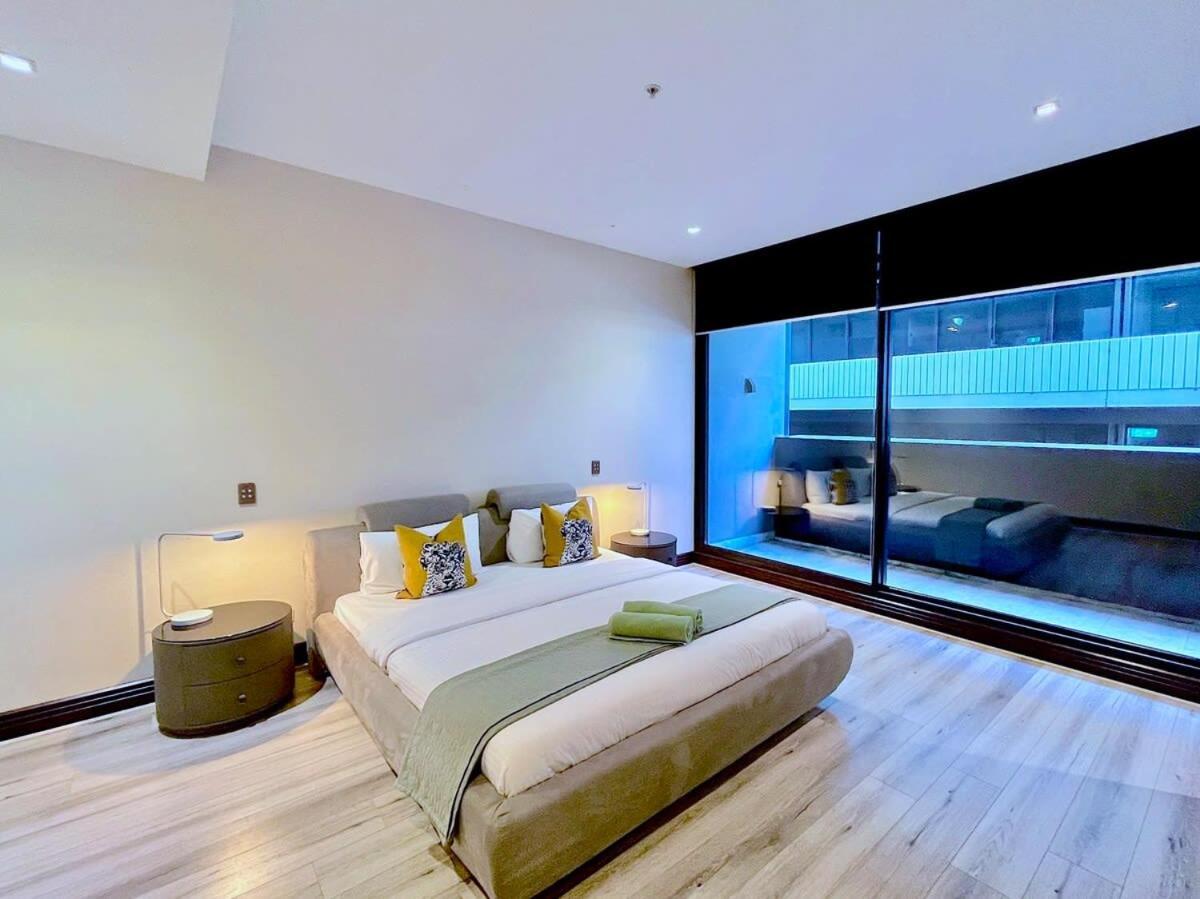 Grand St Kilda 2-story Sub-penthouse * Melbourne