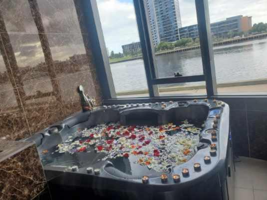 Yarra River Waterfront Stunning Water View Two Entrance Big Fire Works Downstairs Paid Swimming Pool Gym And Private Free Tram Melbourne