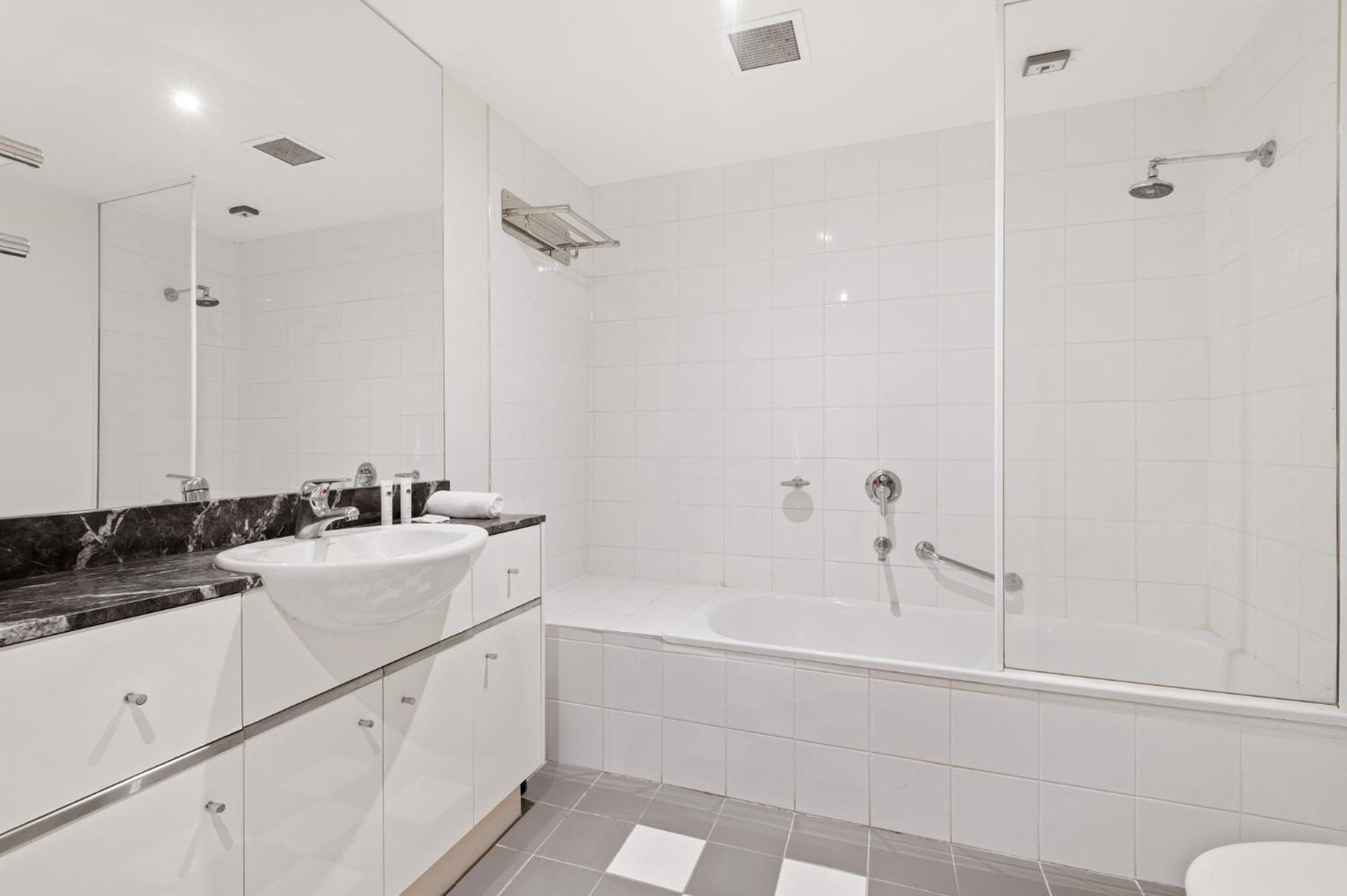 Chic 1-bed Steps From Shopping Street Apartment *