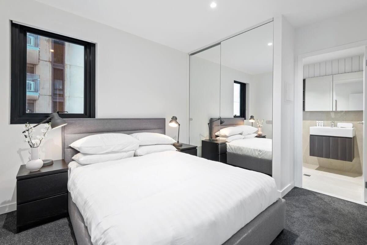 Elegant 2-bed With Extensive Amenities And Views