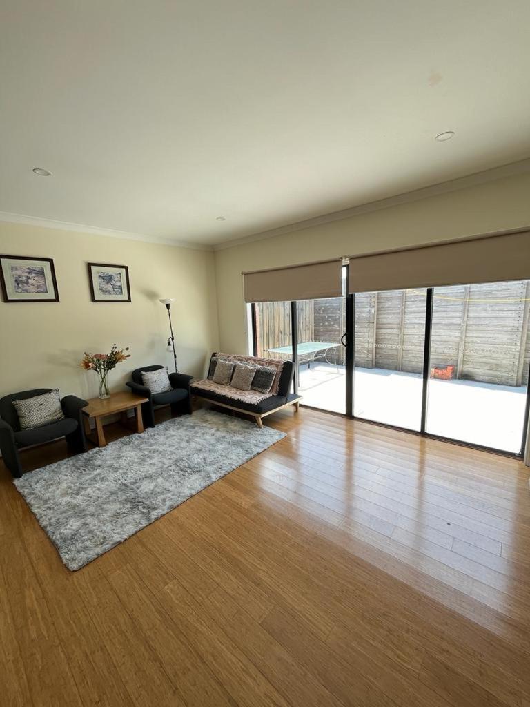Spacious & Sunny 2br With Garage,11 Min To Airport Holiday home *