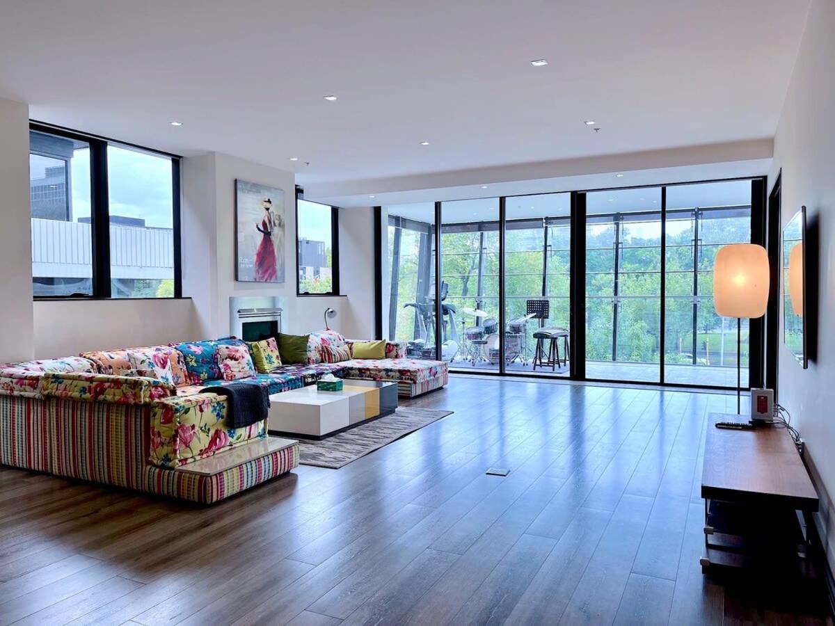 Grand St Kilda 2-story Sub-penthouse *