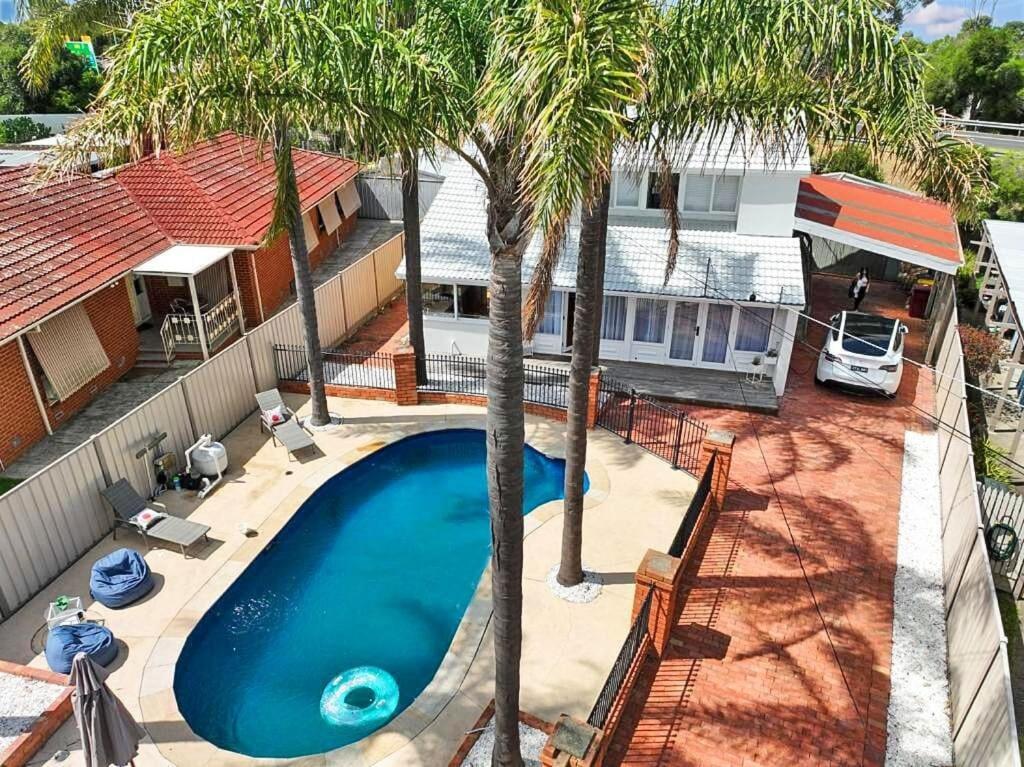 Bahay bakasyunan Evies White House Oasis I Pool & Close To Airport *