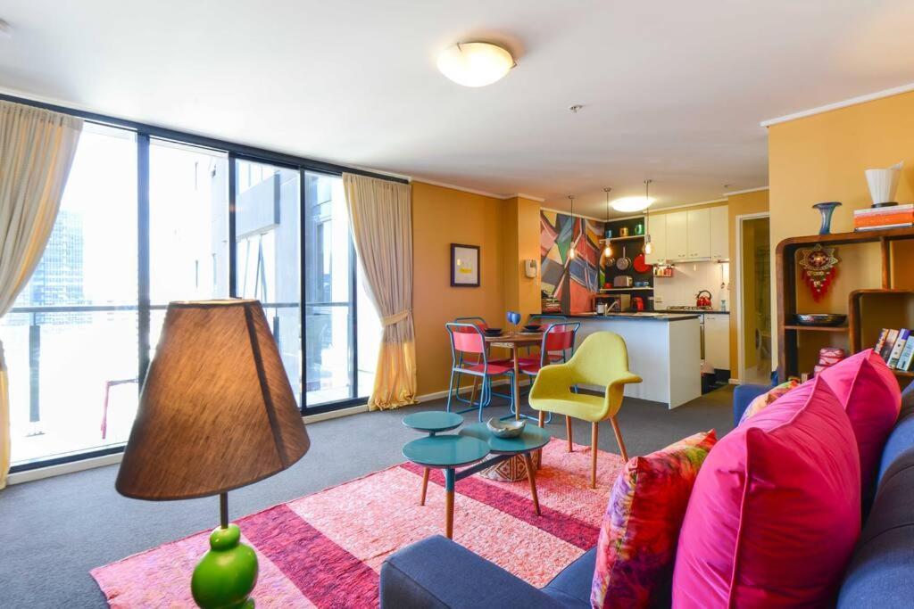 Apartment Amazing Colourful Pad With Style Facilities *
