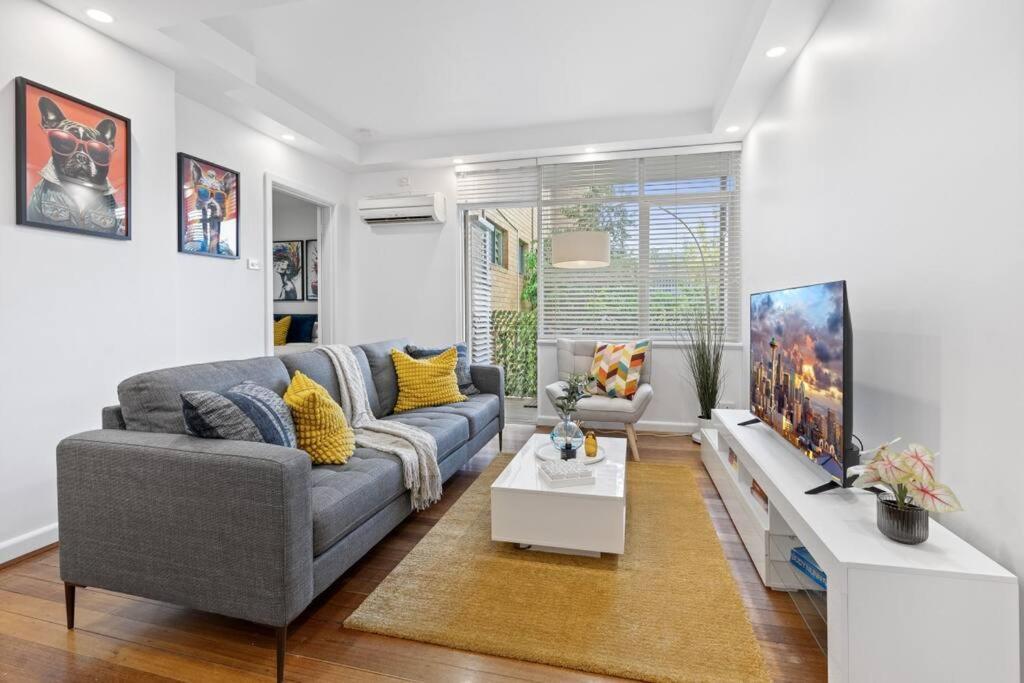 South Yarra Sleek: Urban Pad Apartment