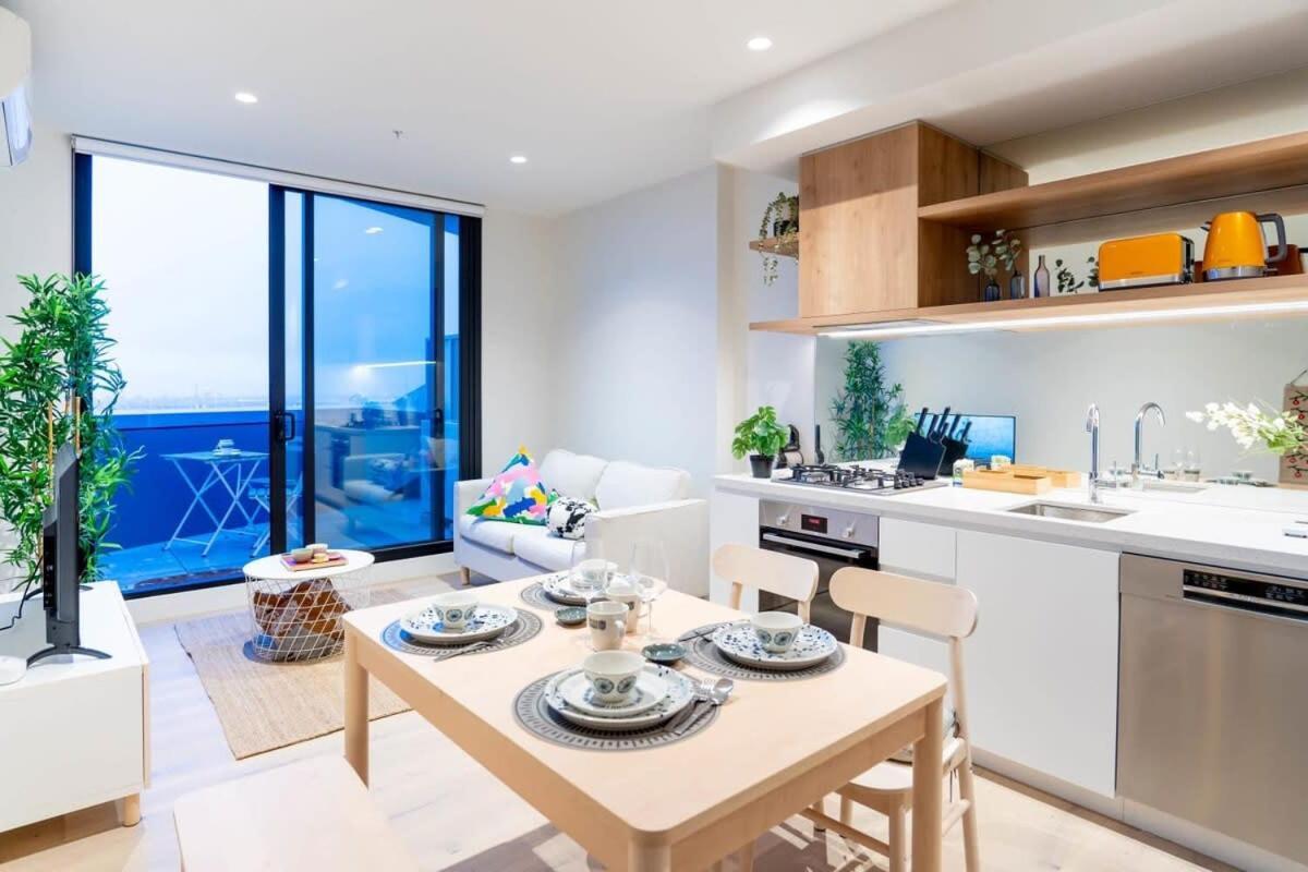 Modern 2b Bayviews*pool*gym Apartment Melbourne