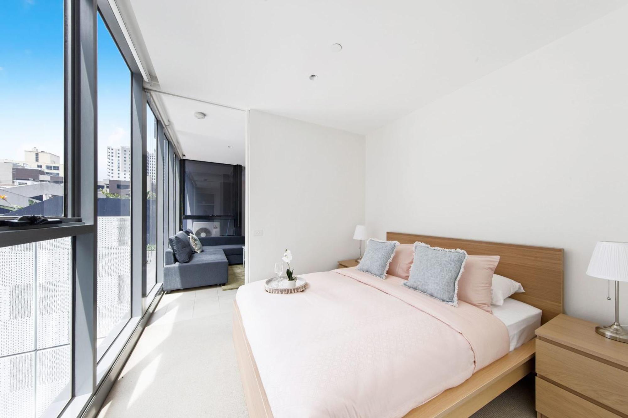 A Chic With A Large Balcony Next To Grand Prix * Melbourne
