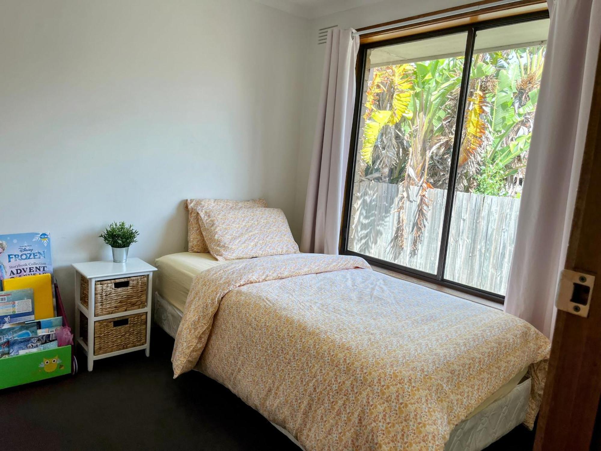 Next To Train Station! Cbd 12 Km! Apartment