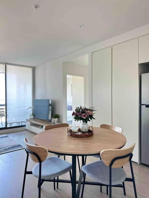Free Parking Private In Docklands - Amazing View - Shared Washroom - With Host *