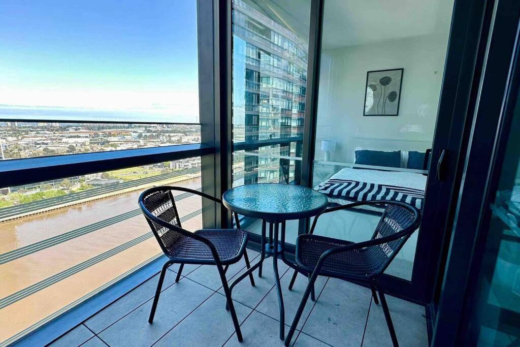 Homestay Free Parking Private In Docklands - Amazing View - Shared Washroom - With Host *