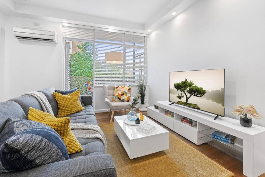South Yarra Sleek: Urban Pad * Melbourne