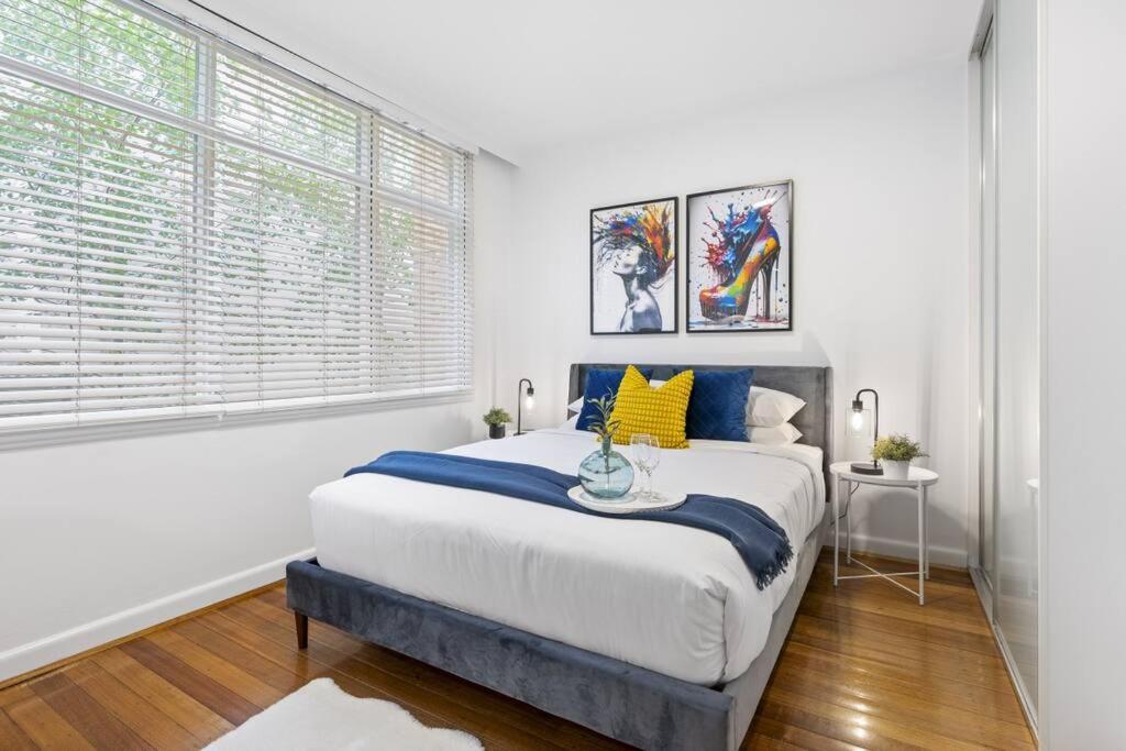 South Yarra Sleek: Urban Pad Apartment *