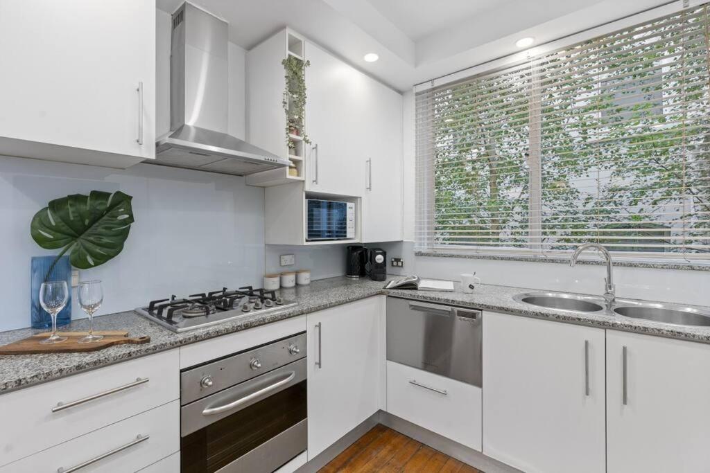 South Yarra Sleek: Urban Pad *