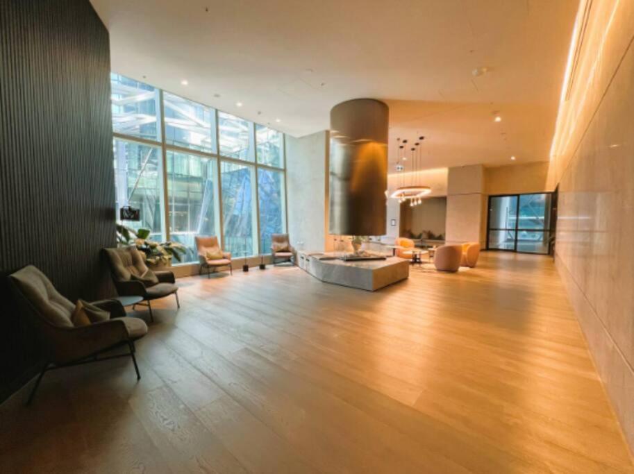 Lovely 2br Apartment, Cbd Southern Cross, Lvl 66