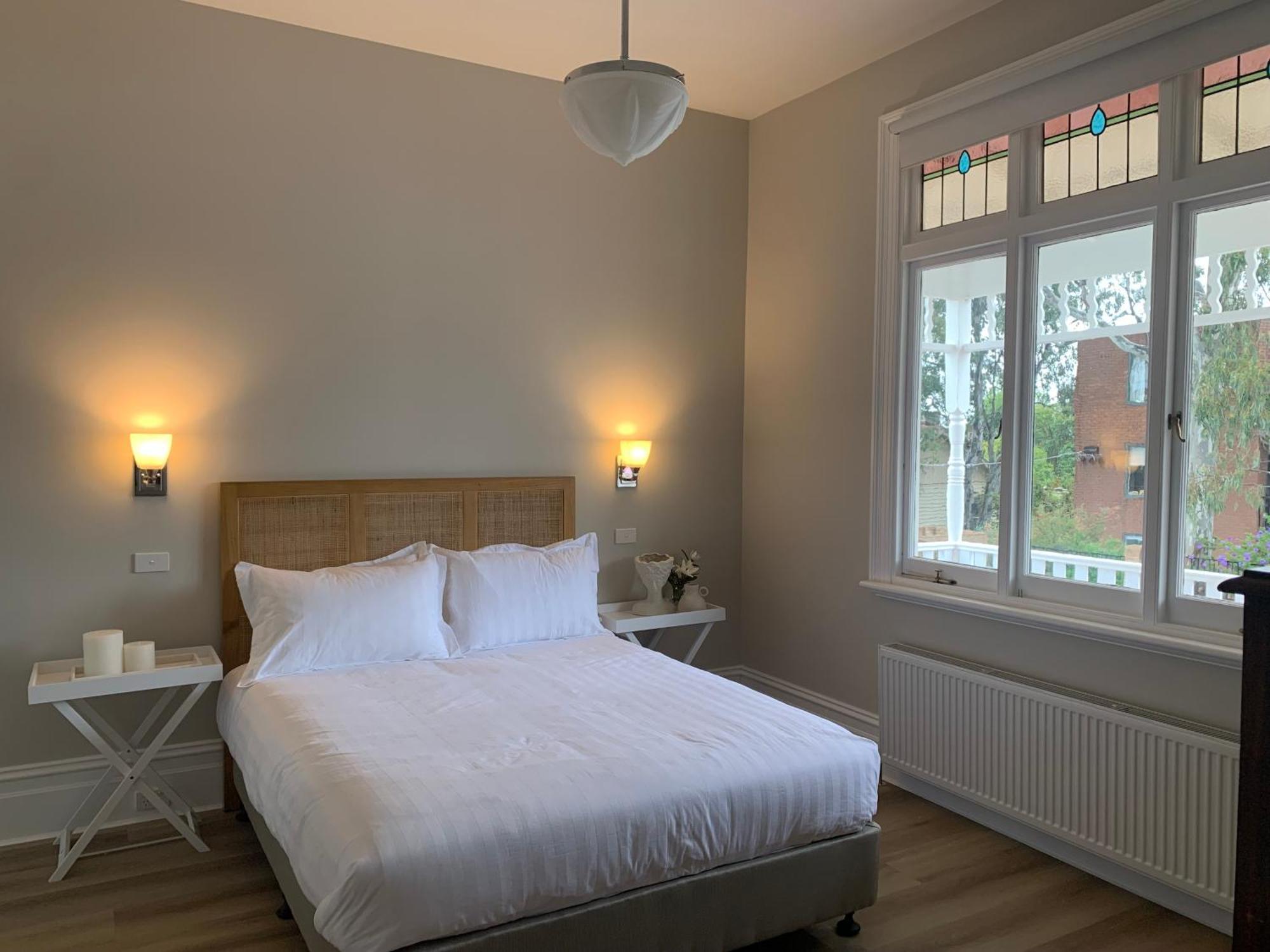 Rodonia - In Kew Villa *