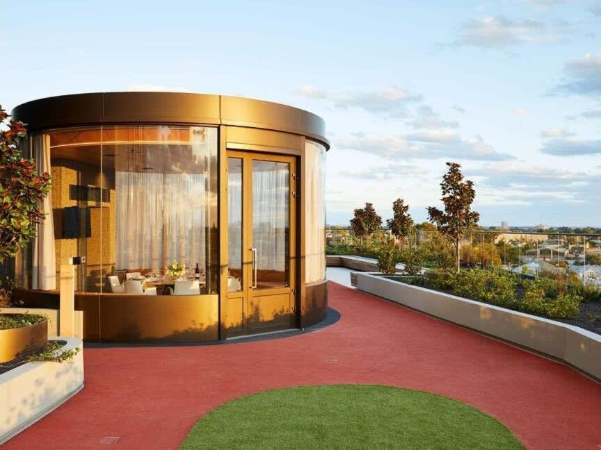 Modern 2b Bayviews*pool*gym Apartment