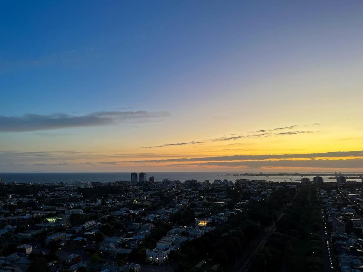Modern 2b Bayviews*pool*gym Apartment *
