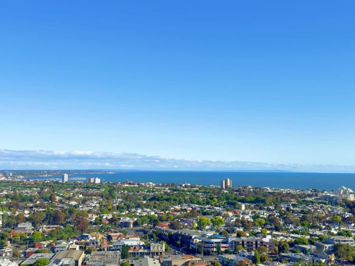 Modern 2b Bayviews*pool*gym Apartment