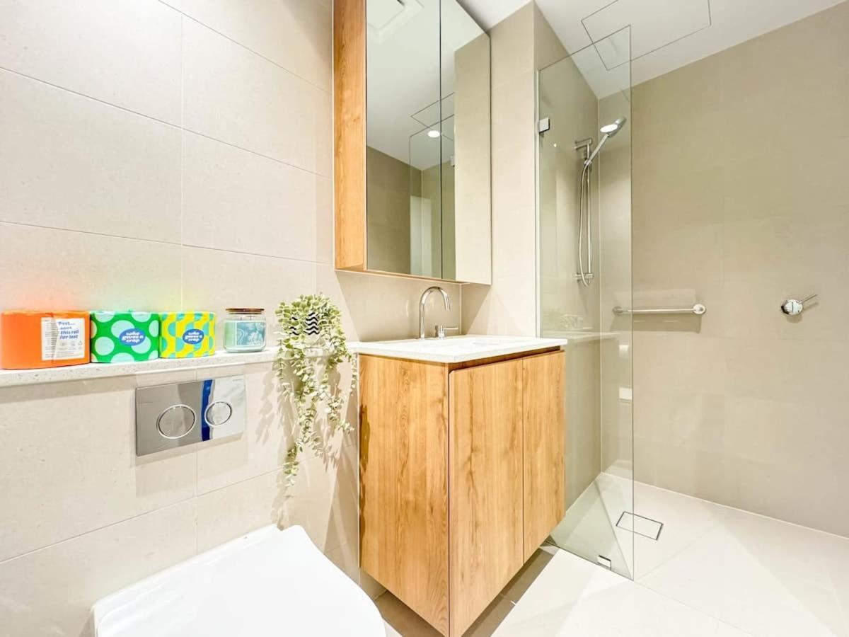 Modern 2b Bayviews*pool*gym Apartment *
