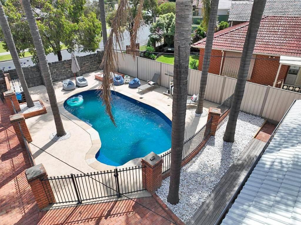 Evies White House Oasis I Pool & Close To Airport Bahay bakasyunan *