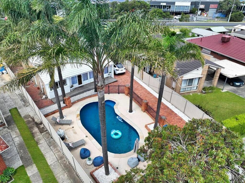 Bahay bakasyunan Evies White House Oasis I Pool & Close To Airport