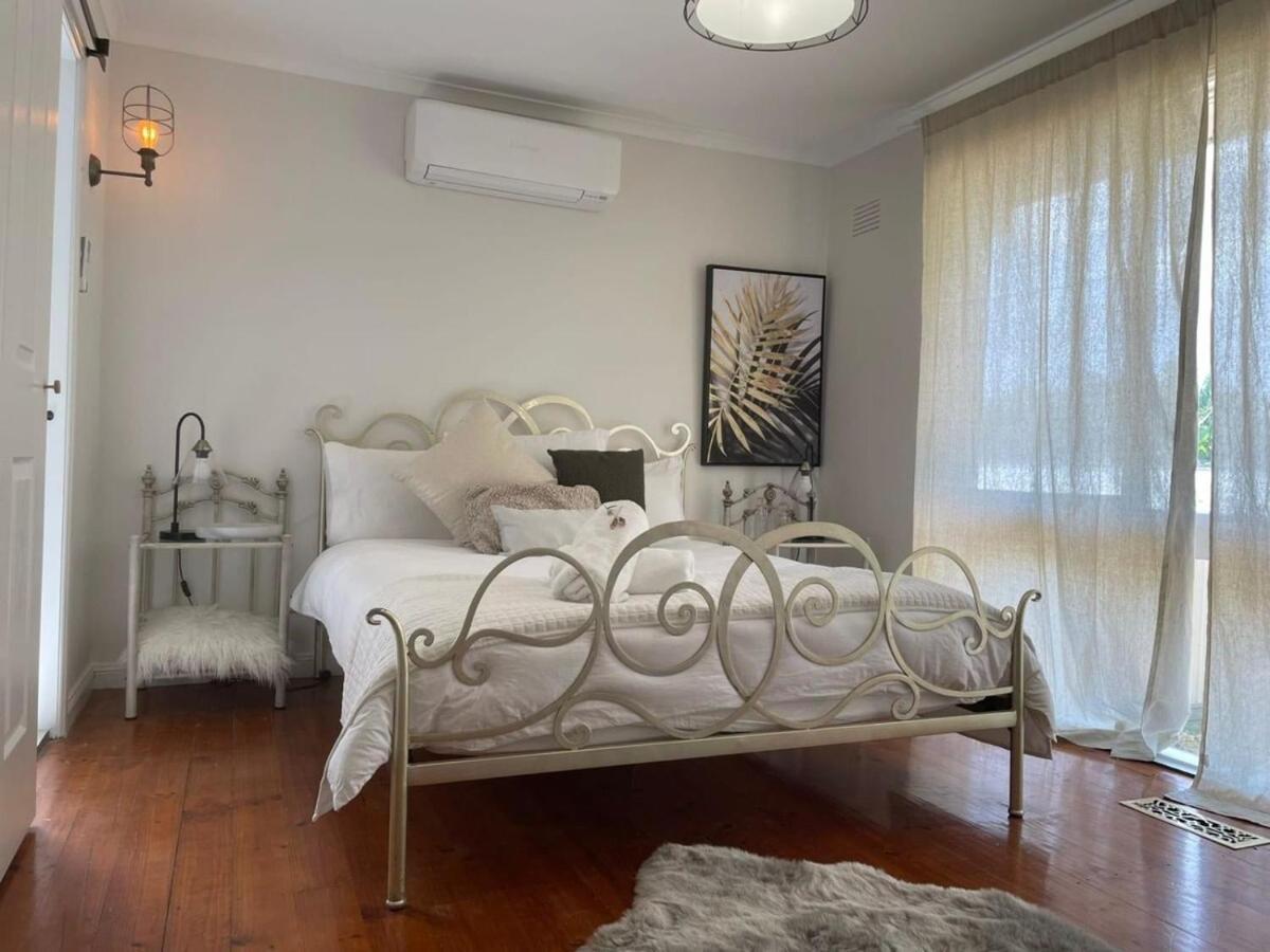 Bahay bakasyunan Evies White House Oasis I Pool & Close To Airport *