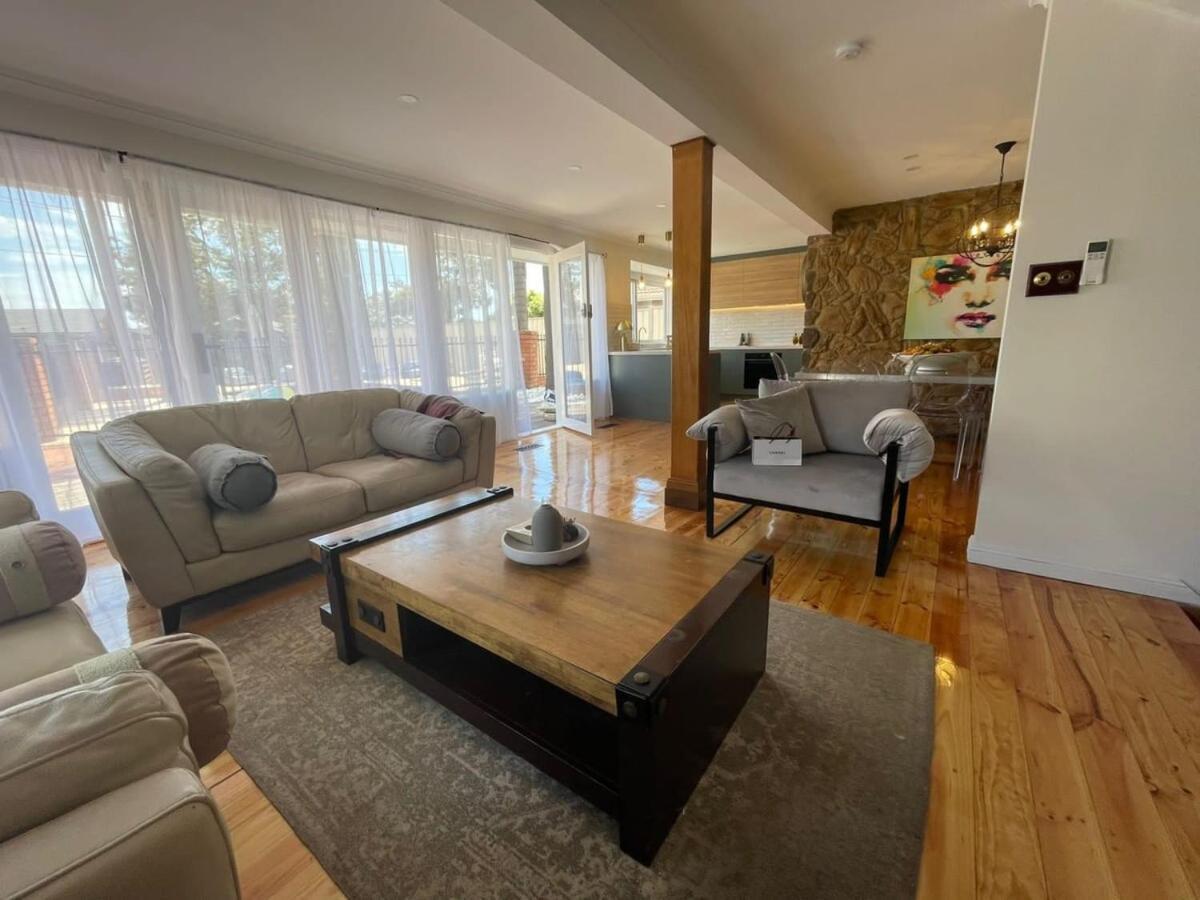 Bahay bakasyunan Evies White House Oasis I Pool & Close To Airport Melbourne
