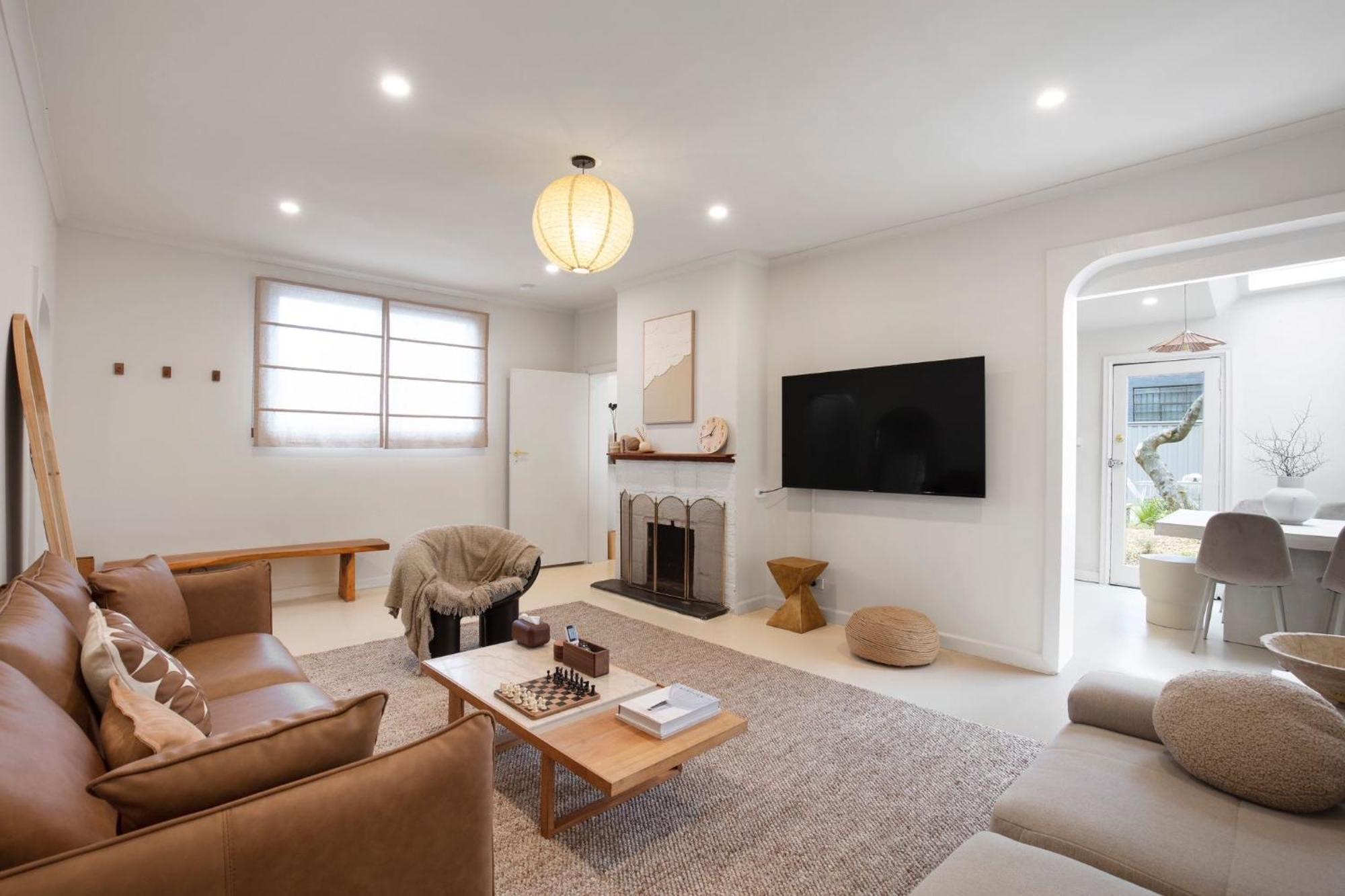 Boutique Stylish 3 Bedroom Family In With Parking *