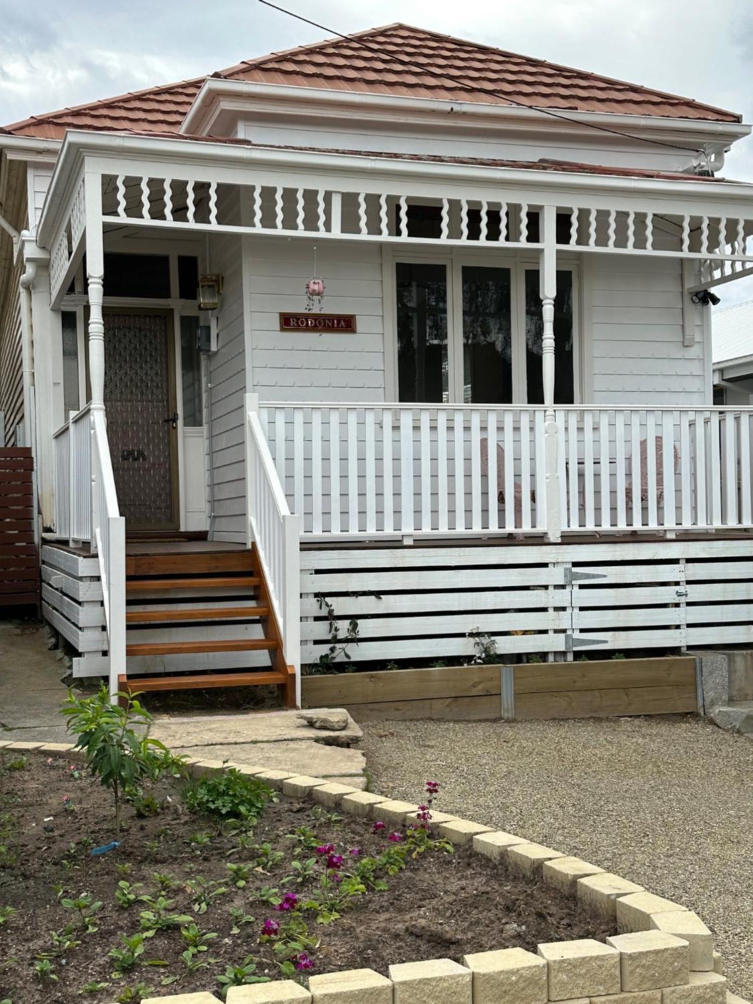 Rodonia - In Kew Villa