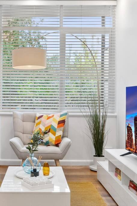 South Yarra Sleek: Urban Pad *