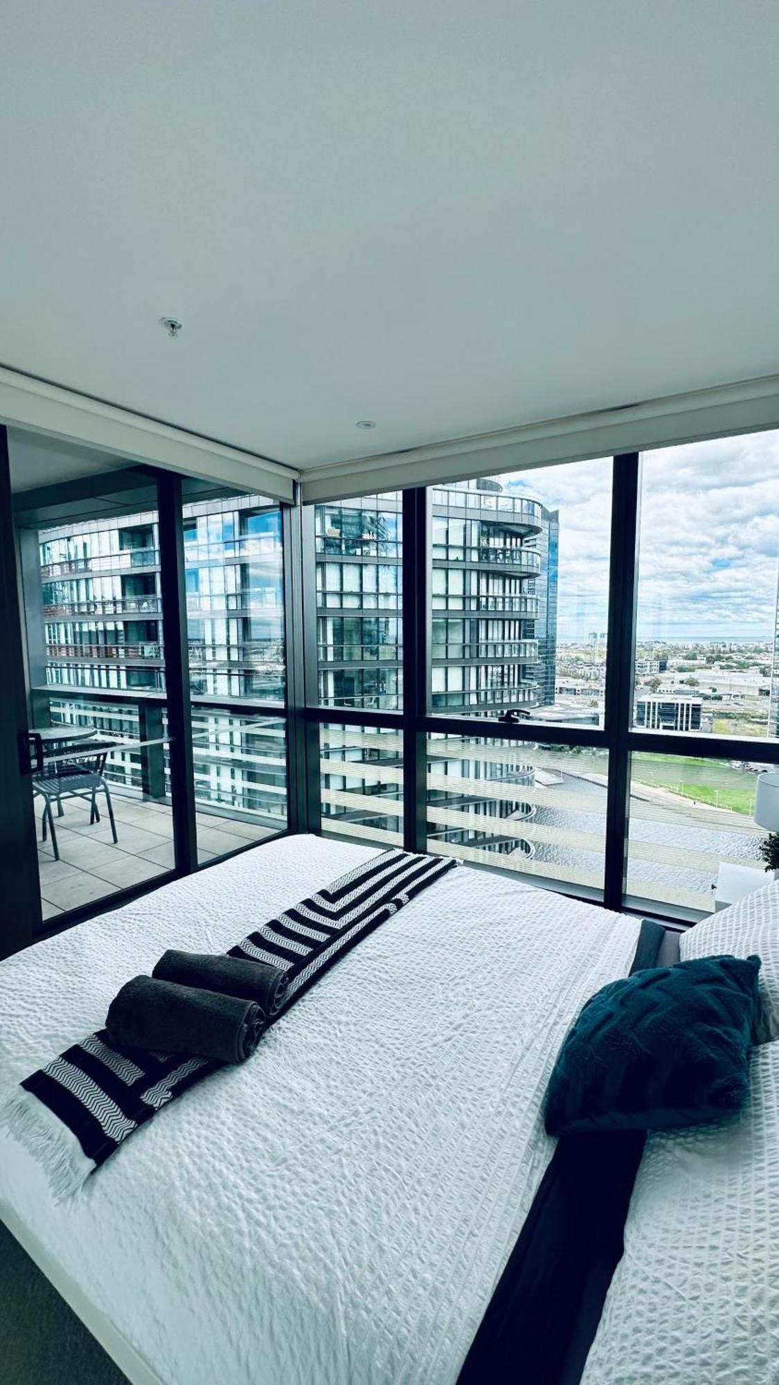 Free Parking Private In Docklands - Amazing View - Shared Washroom - With Host *
