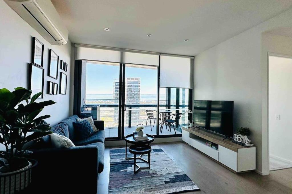 Homestay Free Parking Private In Docklands - Amazing View - Shared Washroom - With Host *