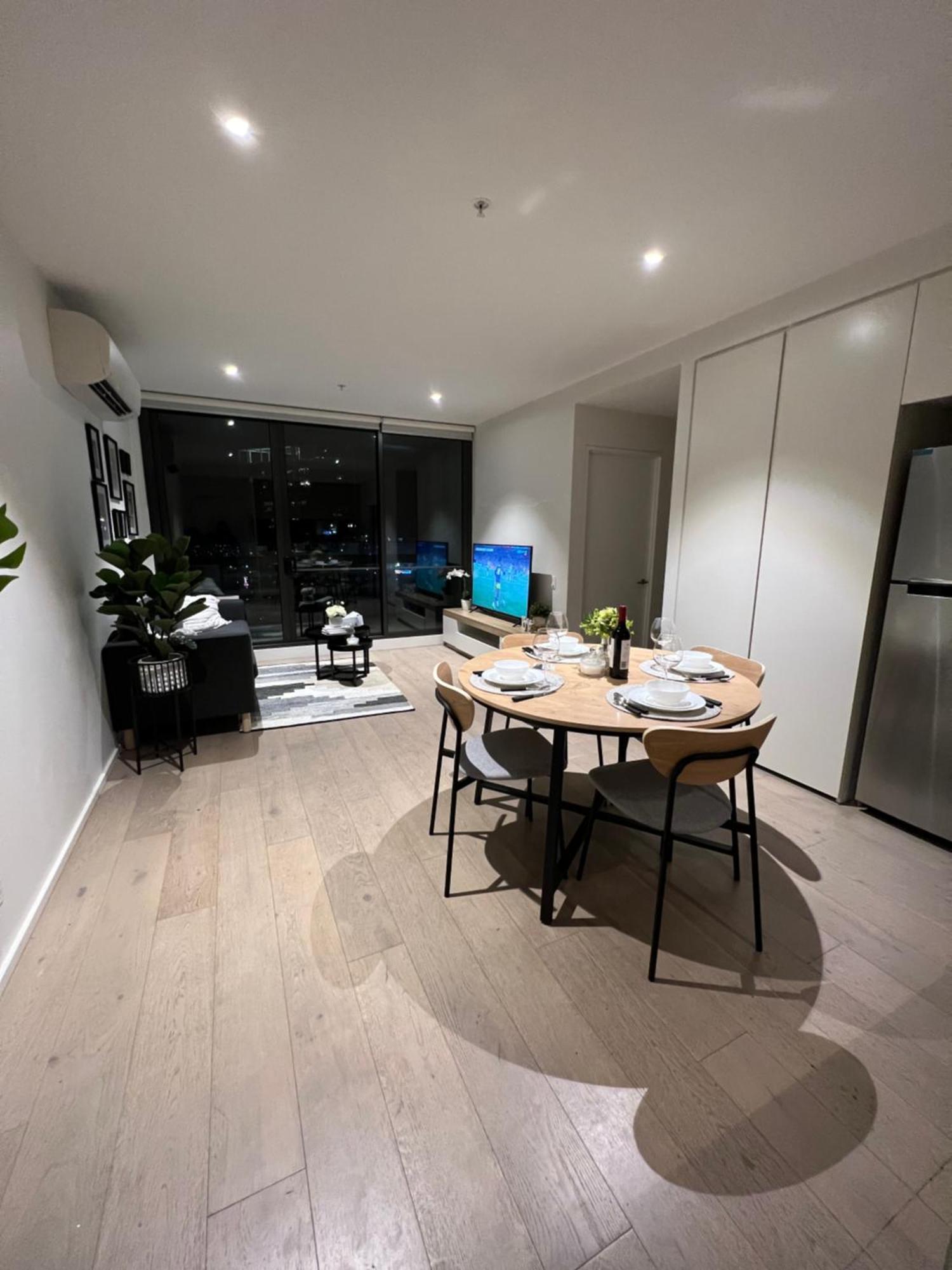 Homestay Free Parking Private In Docklands - Amazing View - Shared Washroom - With Host