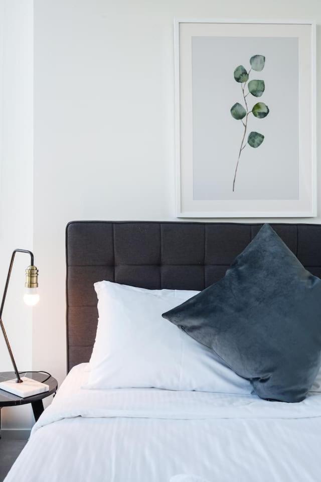 Olive Alcove - A Sweeping Skyline Sanctuary Near Cbd Apartment *