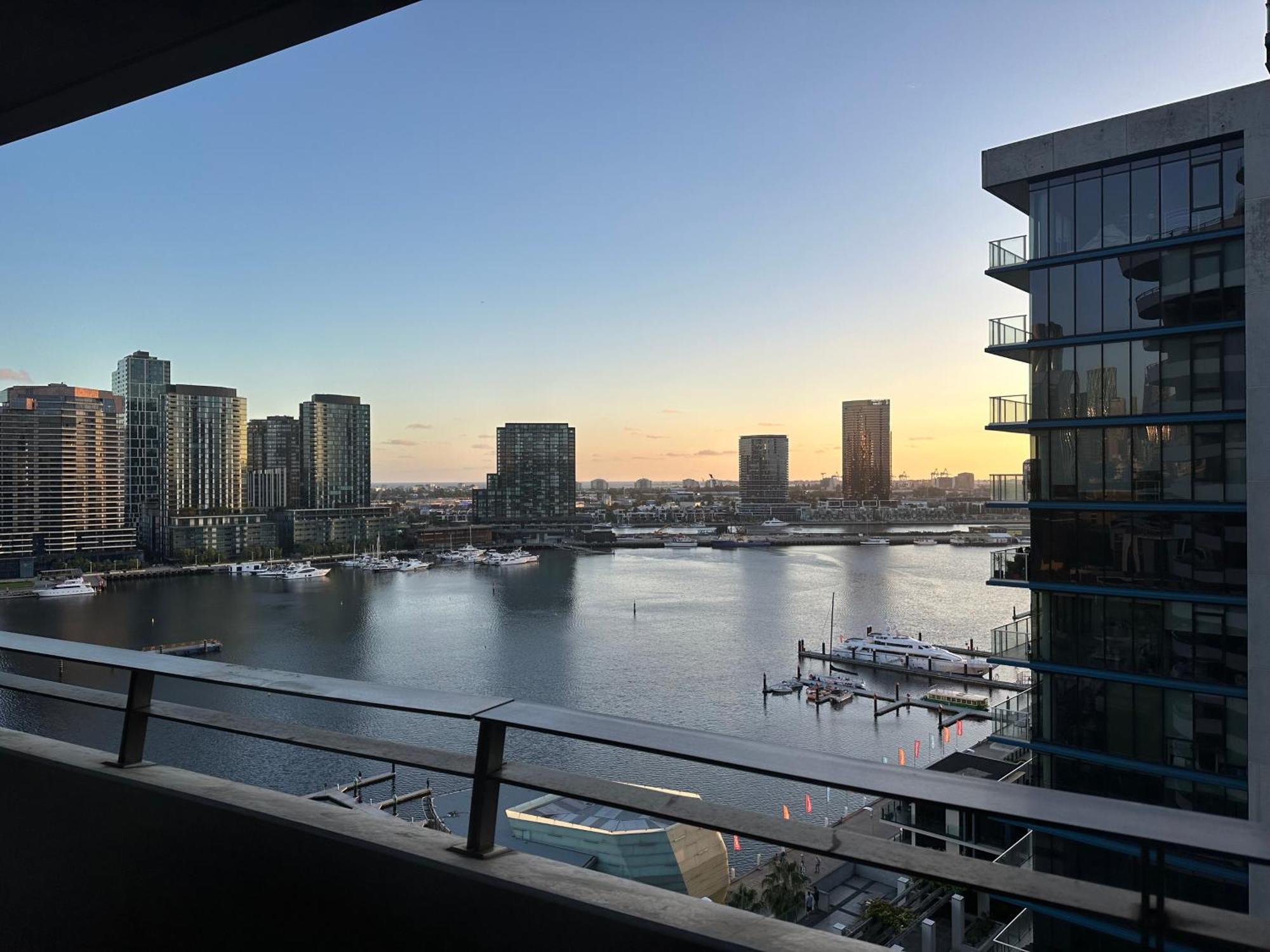 Sea View, Gym & Pool, 2 Bedrooms 2 Bathrooms Apartment *