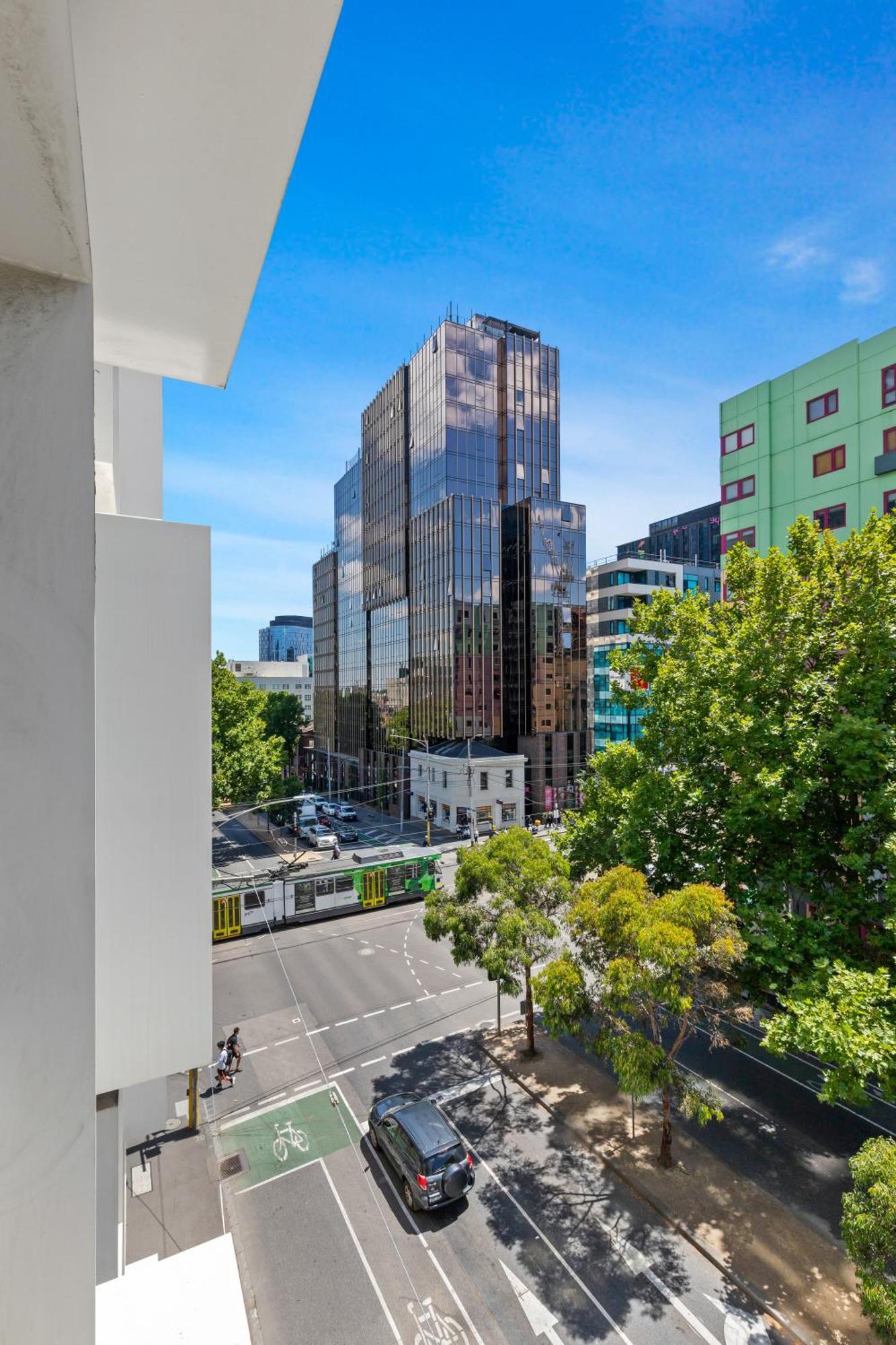 Lovely & Quiet 2-bed In The Heart Of Carlton Apartment
